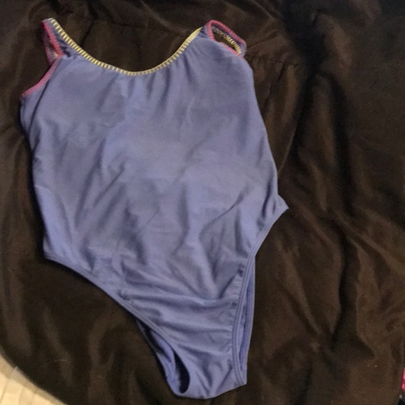 One piece - Picture 1 of 2